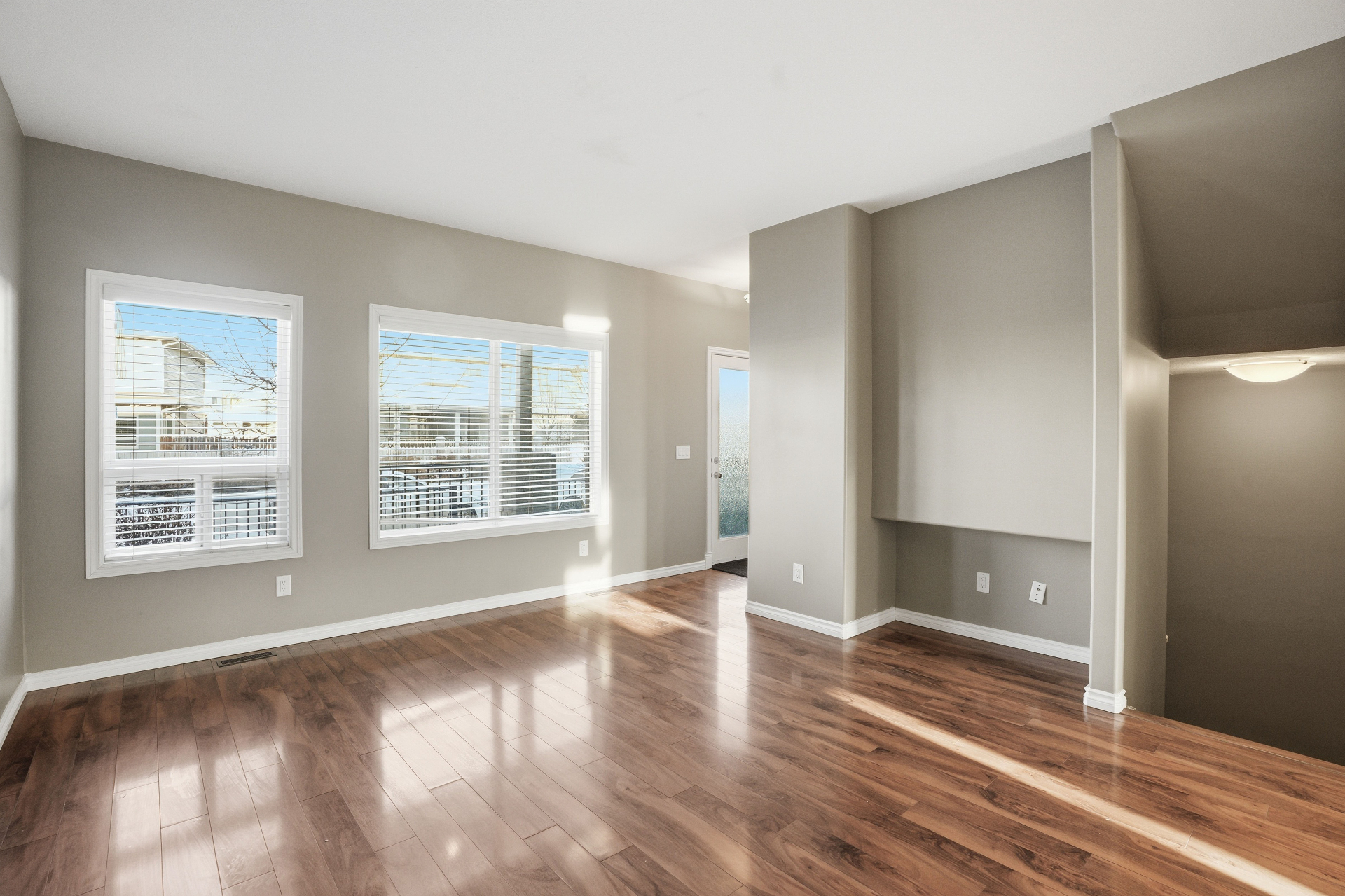 Willowgrove小学·带独立后院的3房联排出售·118 Shepherd Cres——林与唐地产 - 3